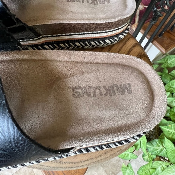 Mukluks ladies black slip on sandal platform US size 8 very good condition - Picture 2 of 8